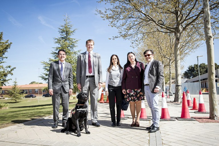 Foto de familia del embajador y su esposa junto a los responsables de  la ONCE