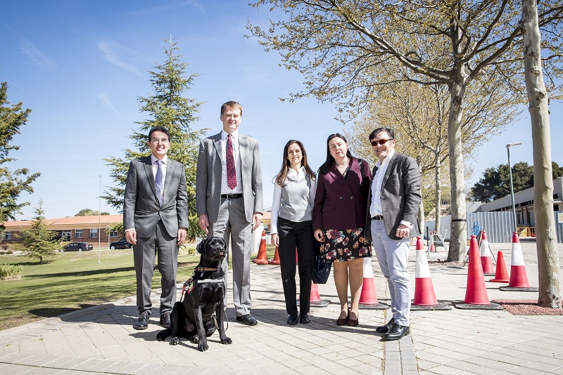 Foto de familia del embajador y su esposa junto a los responsables de  la ONCE