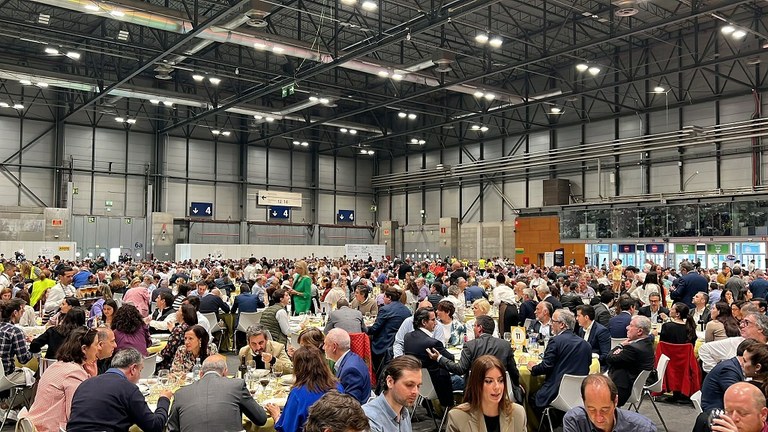 Pabellón lleno de comensales del cocido solidario
