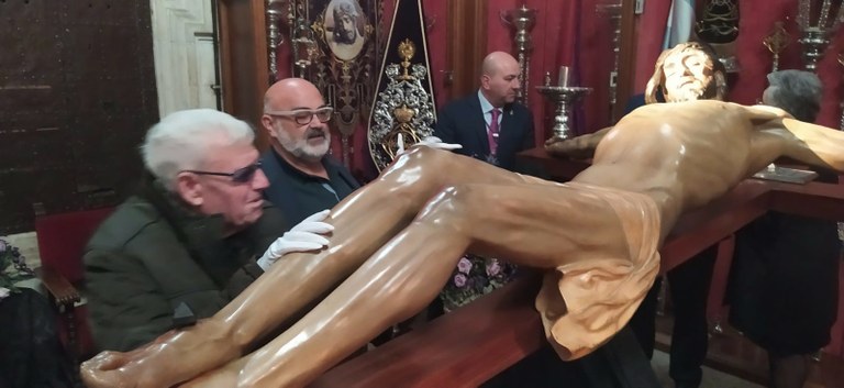 Afiliado de Jaen tocando al Cristo de la Buena Muerte