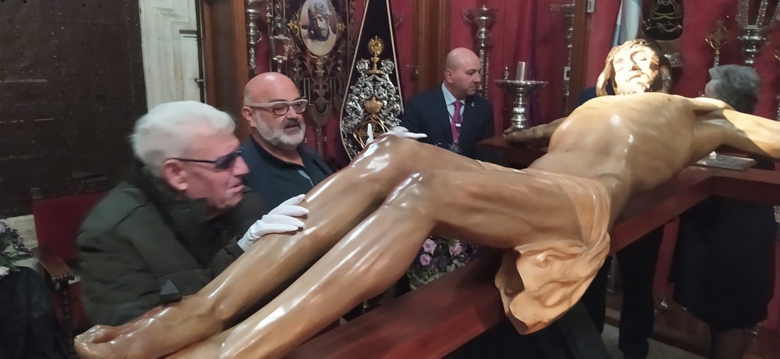 Afiliado de Jaen tocando al Cristo de la Buena Muerte