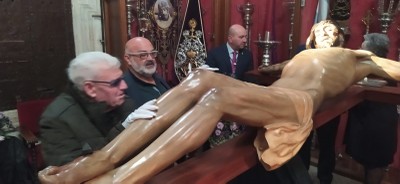 Afiliado de Jaen tocando al Cristo de la Buena Muerte