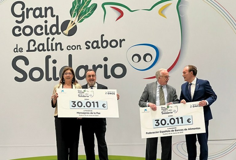 Miguel Carballeda y Xosé Crespo entregan chques a Mensajeros de la Paz y la Federación de Bancos de Alimentos