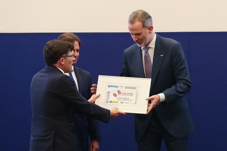 Alberto Durán entrega al Rey una lámina del cupón dedicado a la Cumbre