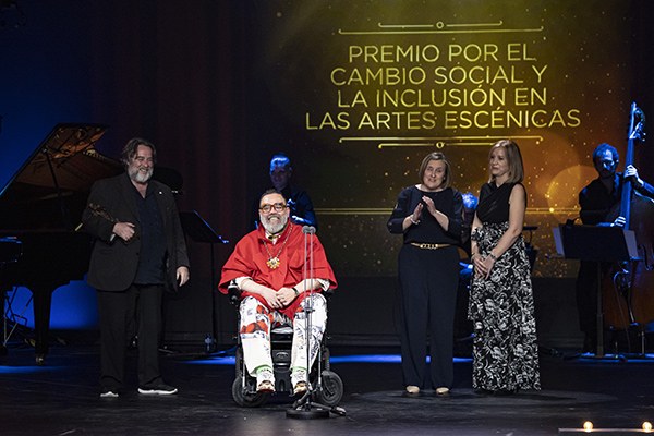Momento de la entrega del premio a Bob Pop