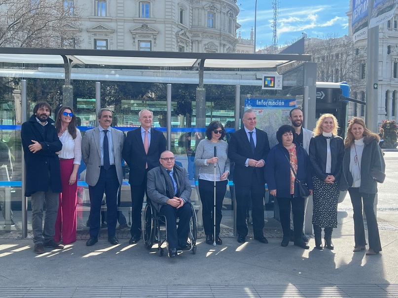 Foto de familia de los representantes de las entidades  en el acto de presentación de Navilens en las paradas de autobús
