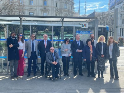 Foto de familia de los representantes de las entidades  en el acto de presentación de Navilens en las paradas de autobús