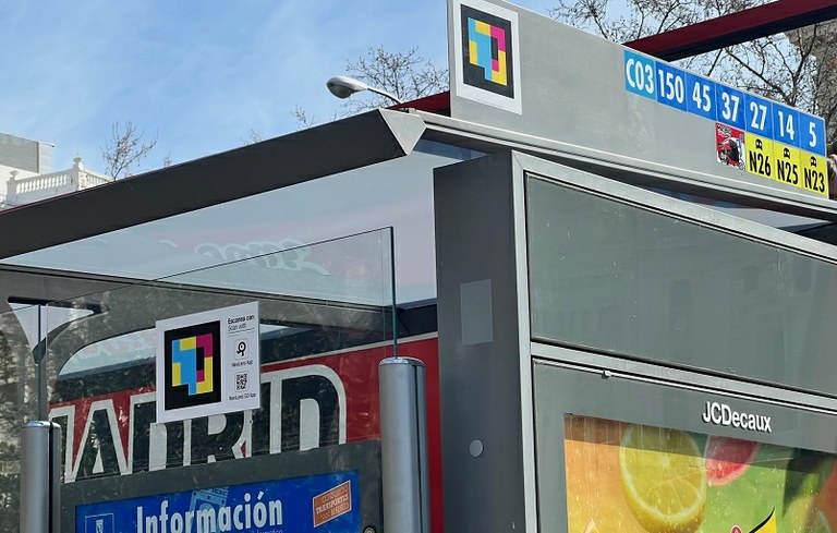 Vista de la etiqueta Navilens en una marquesina de autobús de la EMT