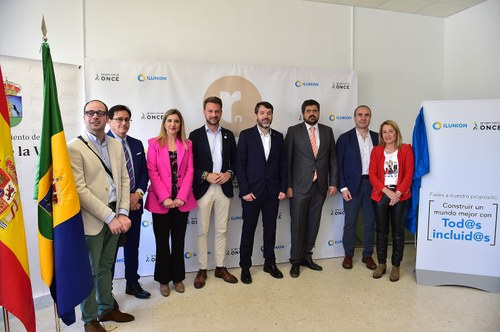 Foto de familia de la inauguración del centro de atención de Jaráiz de la Vera