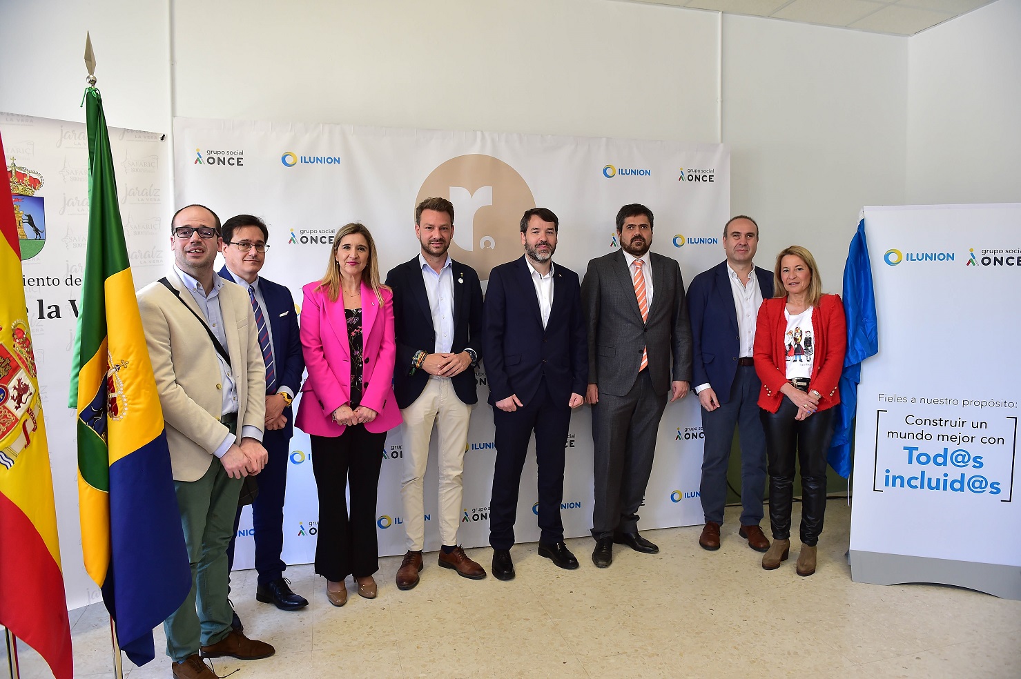 Foto de familia de la inauguración del centro de atención de Jaráiz de la Vera