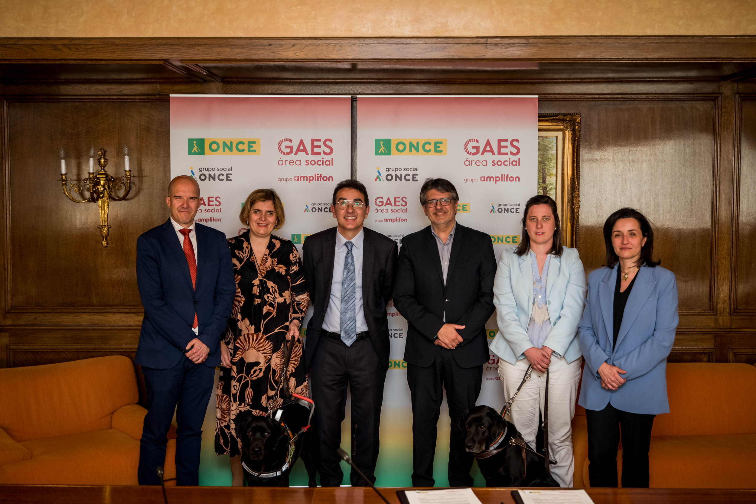 Foto de familia de la firma del acuerdo entre la ONCE y GAES