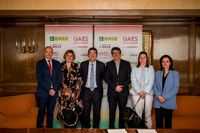 Foto de familia de la firma del acuerdo entre la ONCE y GAES