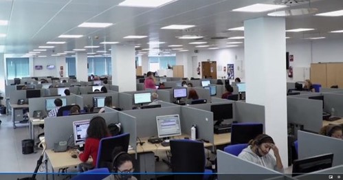 Panorámica de los puestos de teleoperadoras en Ilunion Contact Center, en Madrid