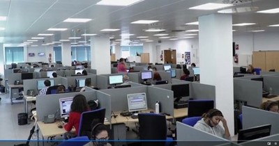 Panorámica de los puestos de teleoperadoras en Ilunion Contact Center, en Madrid