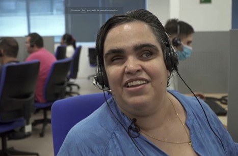 Rebeca González Mancebo en su puesto de trabajo como teleoperadora en Ilunion Contact Center