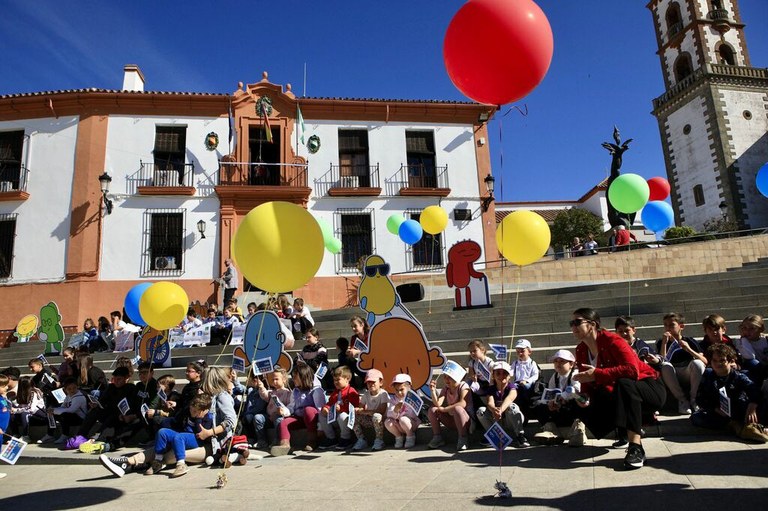 Vista de la Plaza de Fuente Obejuna con todos los escolares durante el acto de inauguración de la Calle de la Inclusión