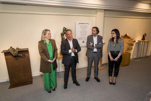 Foto de familia de la presentación de la exposición
