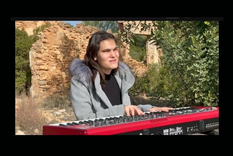 Catiana cantando
