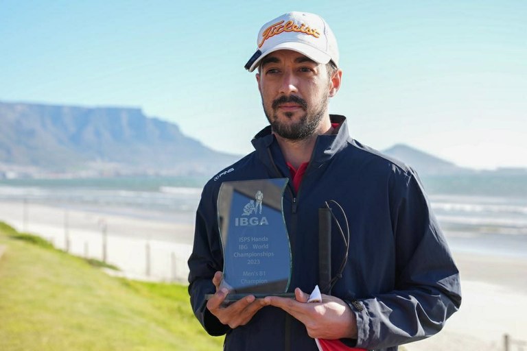 De Miguel muestra su trofeo como campeón mundial de golf para ciegos