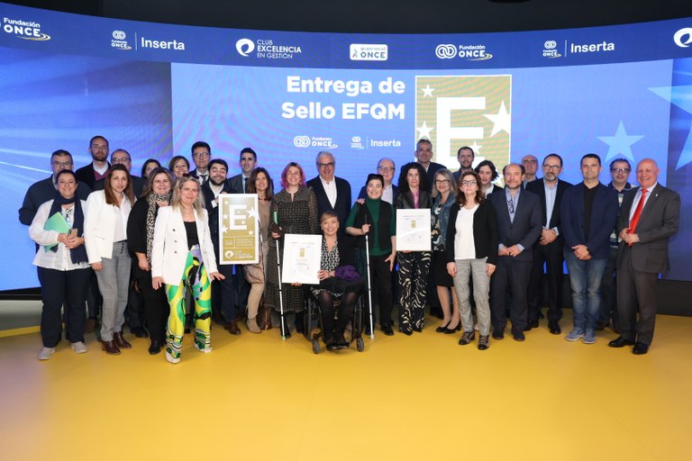 Foto de familia de los asistentes al acto de entrega de los premios