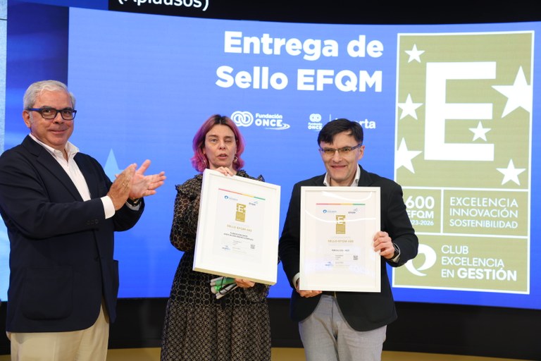 Durán y Crcerp junto a  Babé muestran los certificados del sello de ambas empresas
