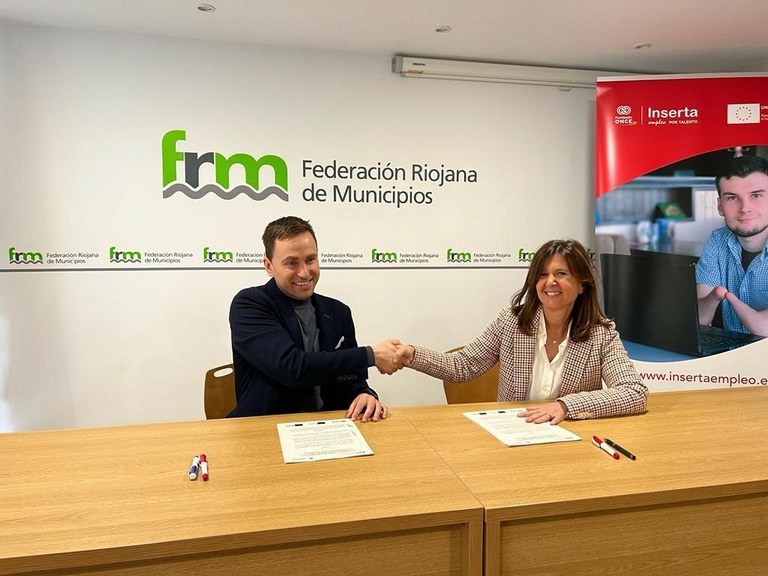 Momento de la firma del acuerdo entre Inserta Empleo y la federación riojana e