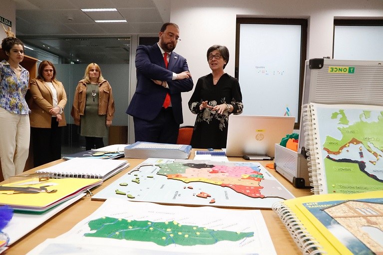 Un momento de la visita a la sede asturiana de la ONCE