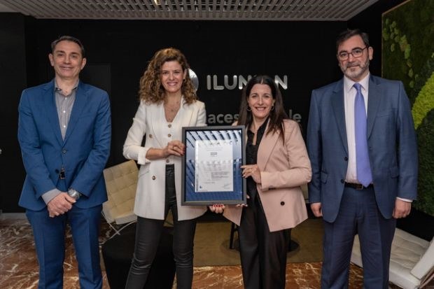 Responsables de Ilunion muestran el certificado de AENOR