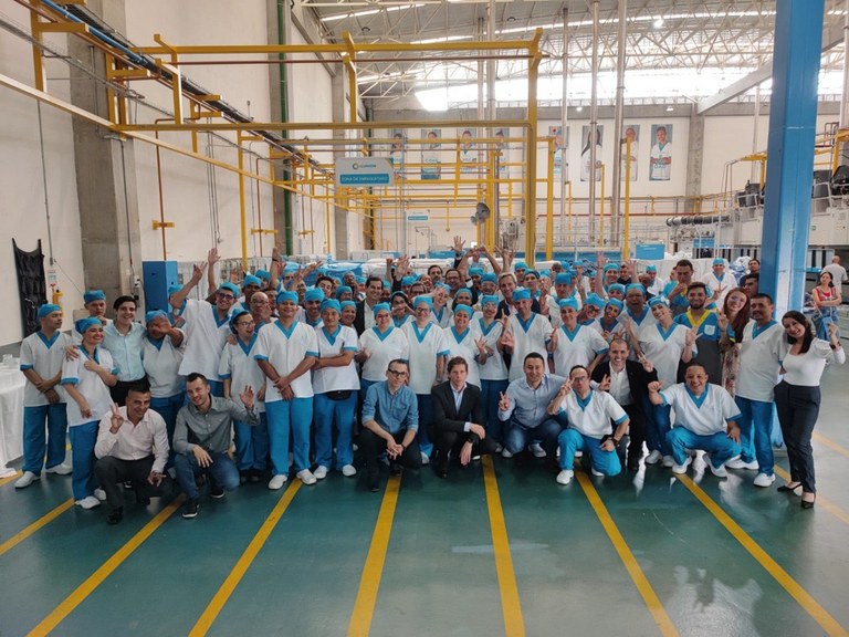 Equipo de trabajadores de las lavanderías Ilunion en Medellín