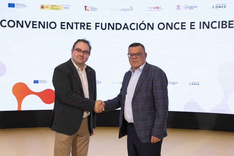 Félix Barrio y José Luis Martínez Donoso dándose la mano
