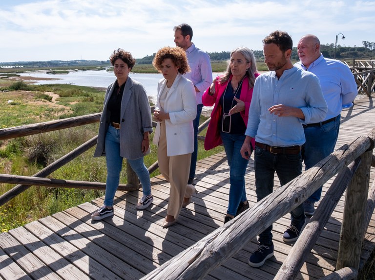 La presidenta de la Diputación de Huelva en su visita a las playas de Cartaya