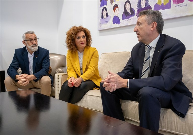 María Eugenia Limón durante una reunión con el delegado de la ONCE en Andalucía