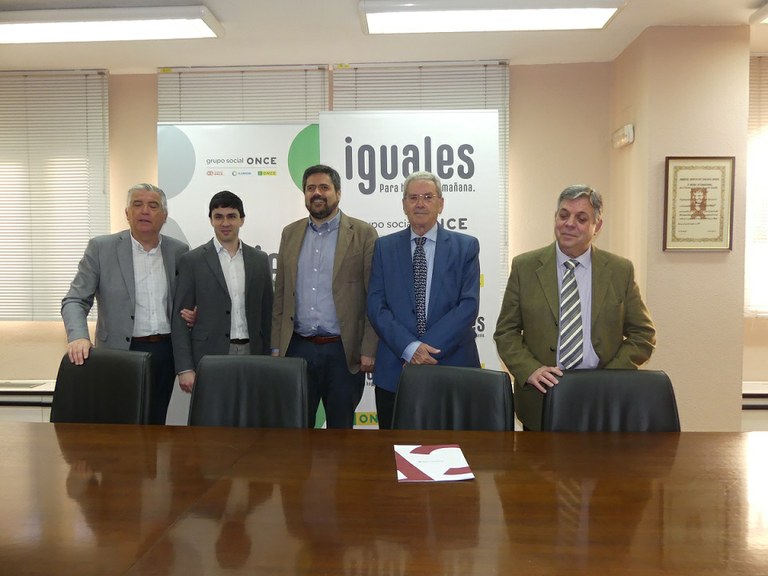 Foto de familia de los responsables de la ONCE y de la Fundación CB