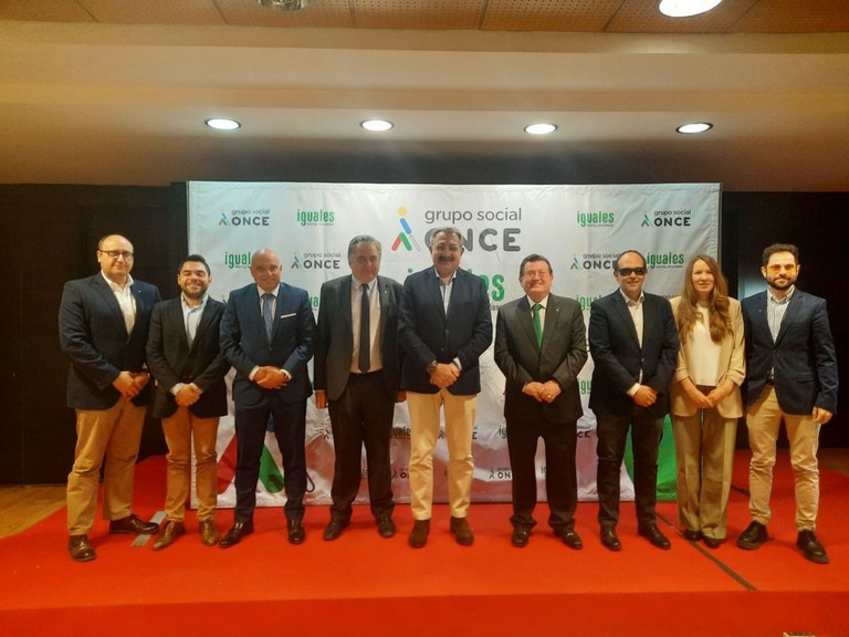 Foto de familia de todos los responsables de las entidades implicadas en dar este servicio a las personas afiliadas a la ONCE