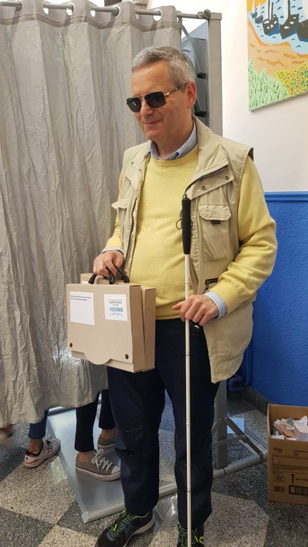 Usuario ciego con un kit de voto accesible 