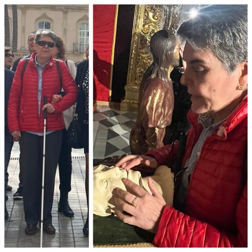 María del Carmen Barranco con el bastón blanco y mientras toca el rostro de la Vírgen María