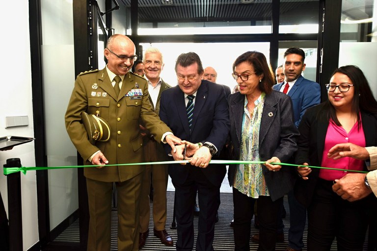 Ángel Sánchez corta la cinta en el acto de inauguración de la agencia