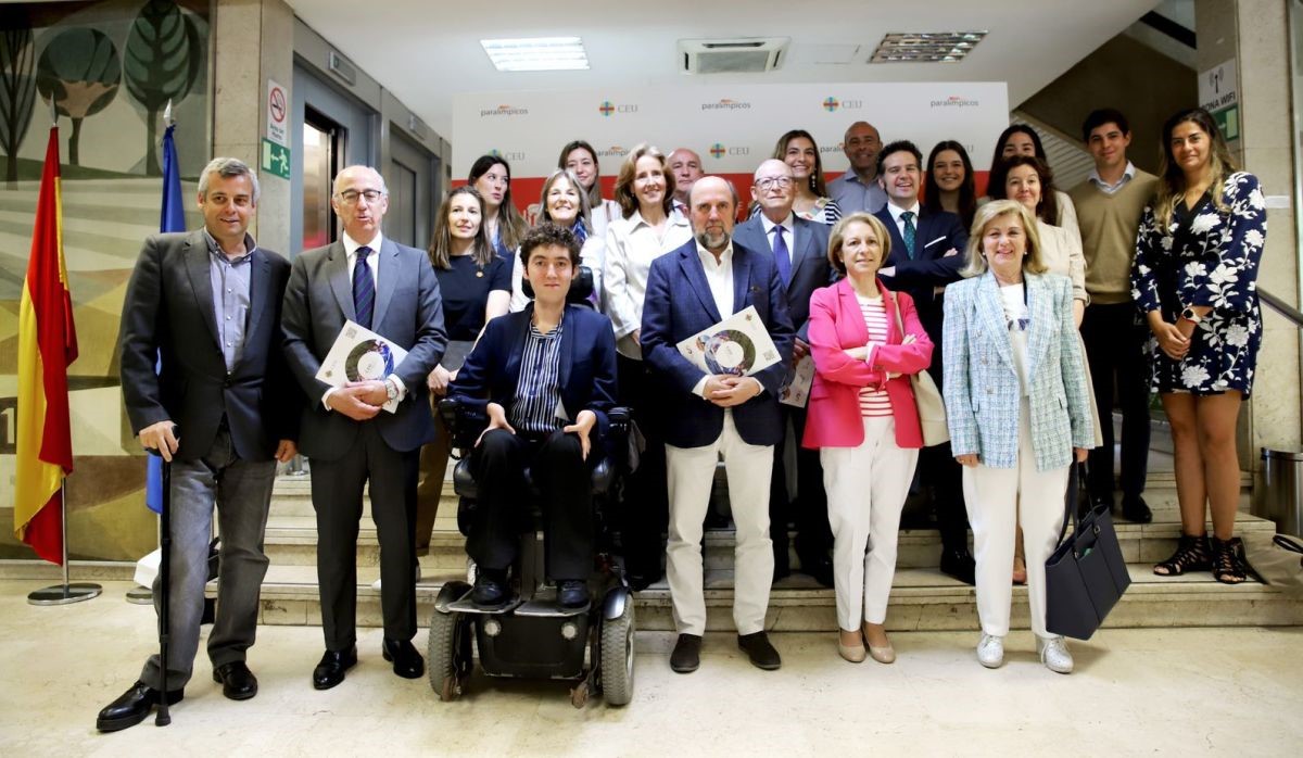 Foto de familia de los asistentes al acto de la firma del acuerdo entre CPE y CEU