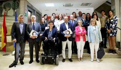 Foto de familia de los asistentes al acto de la firma del acuerdo entre CPE y CEU