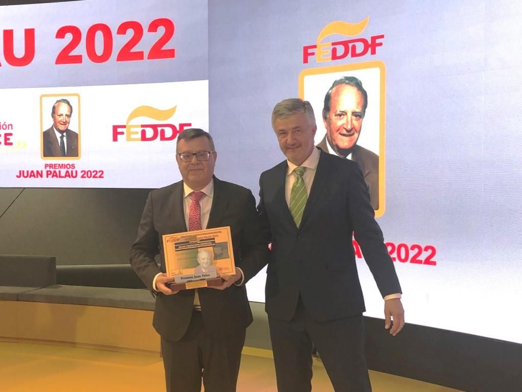 Donoso recogiendo el premio