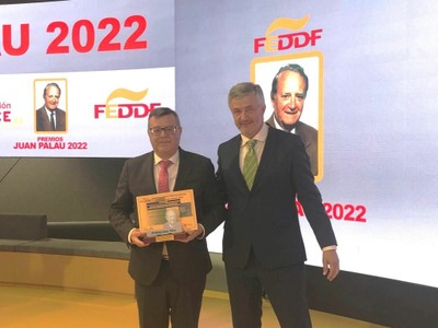 Donoso recogiendo el premio