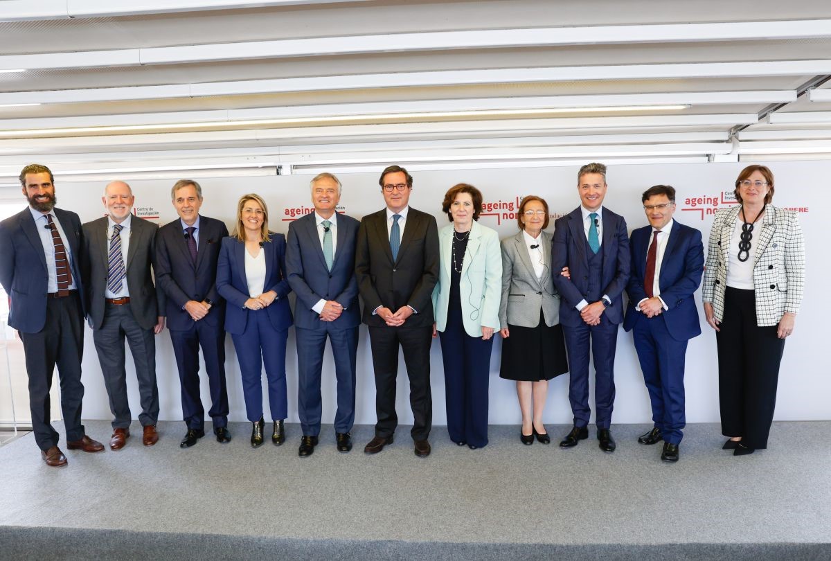 Imagen de los participantes en la jornada entre CEOE y Mapfre