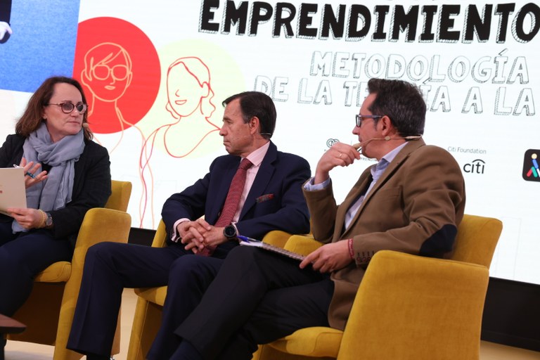 Sabina Lobato junto a Julio Carlavilla y Alfonso Gutiérrez 