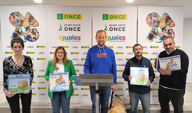 Foto de familia del momento de donación de los libros
