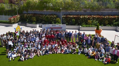 Imagen aérea de todos los asistentes, escolares, profesores, responsables de la ONCE y personalidades invitadas