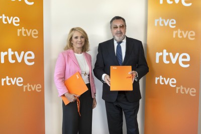 Elena Sánchez y Miguel Carballeda tras la firma del acuerdo