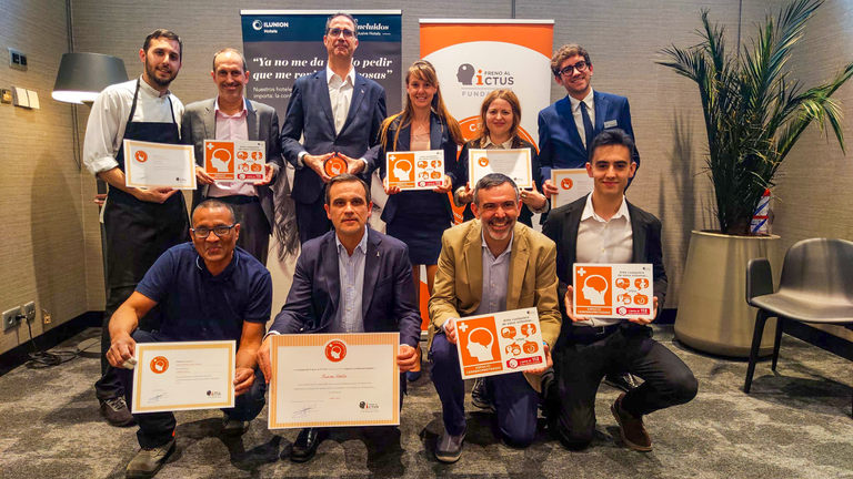 Foto de familia del momento de la entrega de la certificación