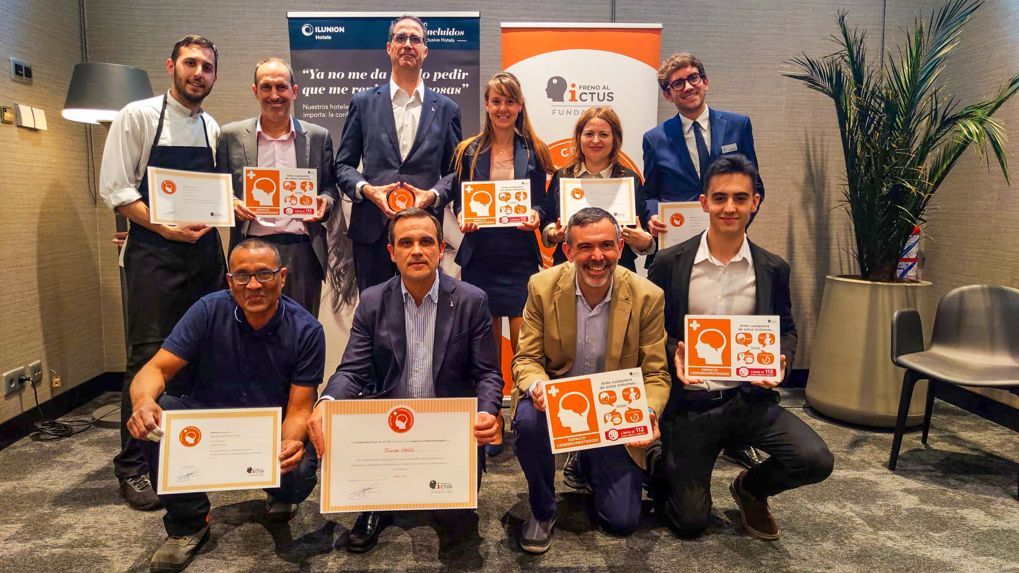Foto de familia del momento de la entrega de la certificación