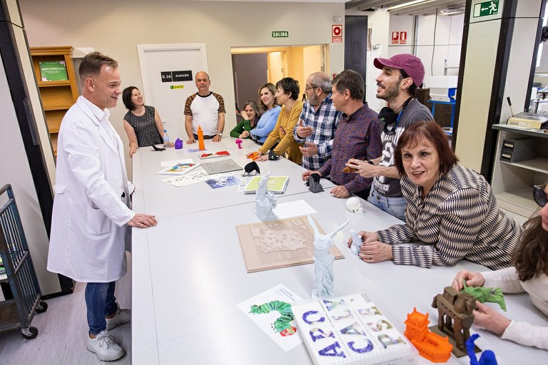 Ángel David durante el taller de relieves frente a los asistentes