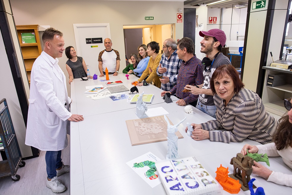 Ángel David durante el taller de relieves frente a los asistentes